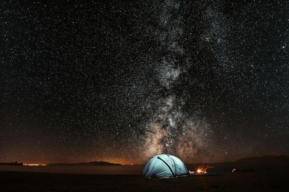 Furgoneta camper acampada en la alta montaña
